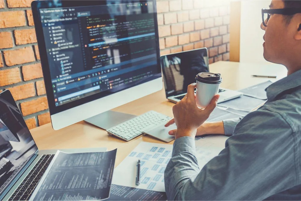 ゲームエンジニアとは？種類や必要なスキル、平均年収、将来性なども解説